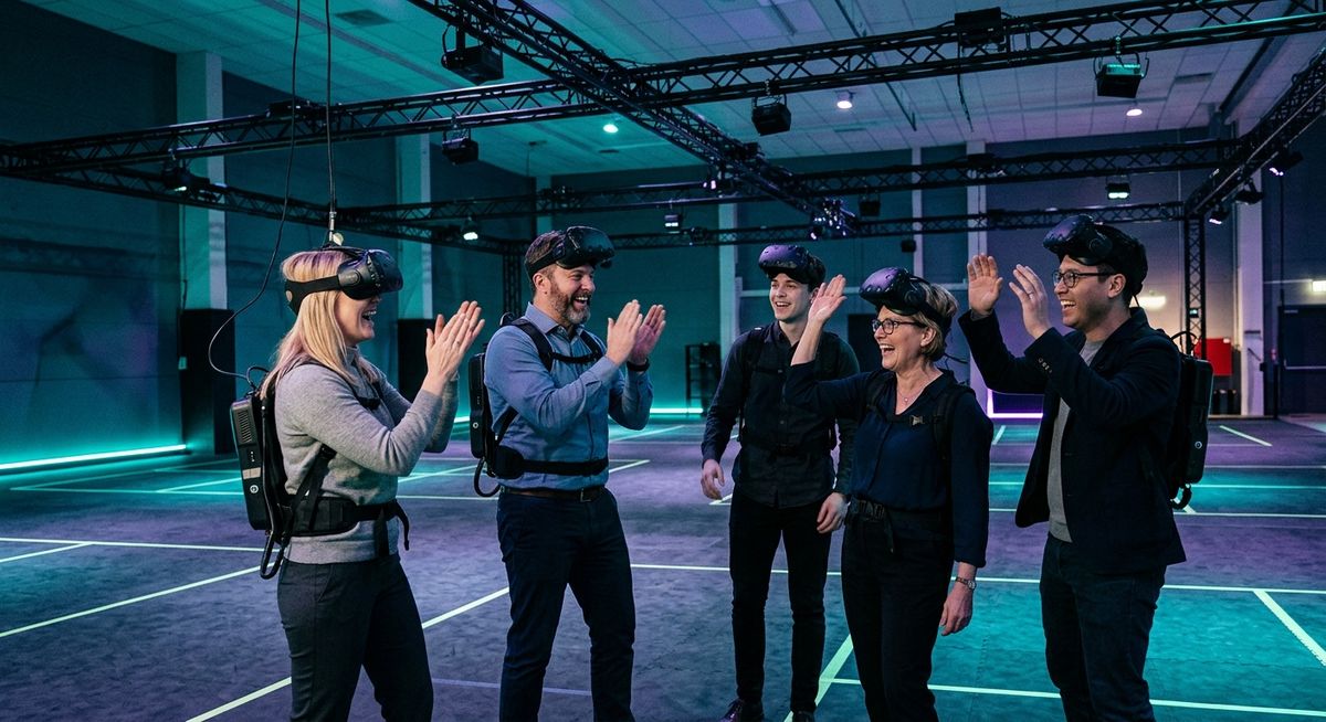 Actividades para empresas: equipo celebrando en una arena de realidad virtual