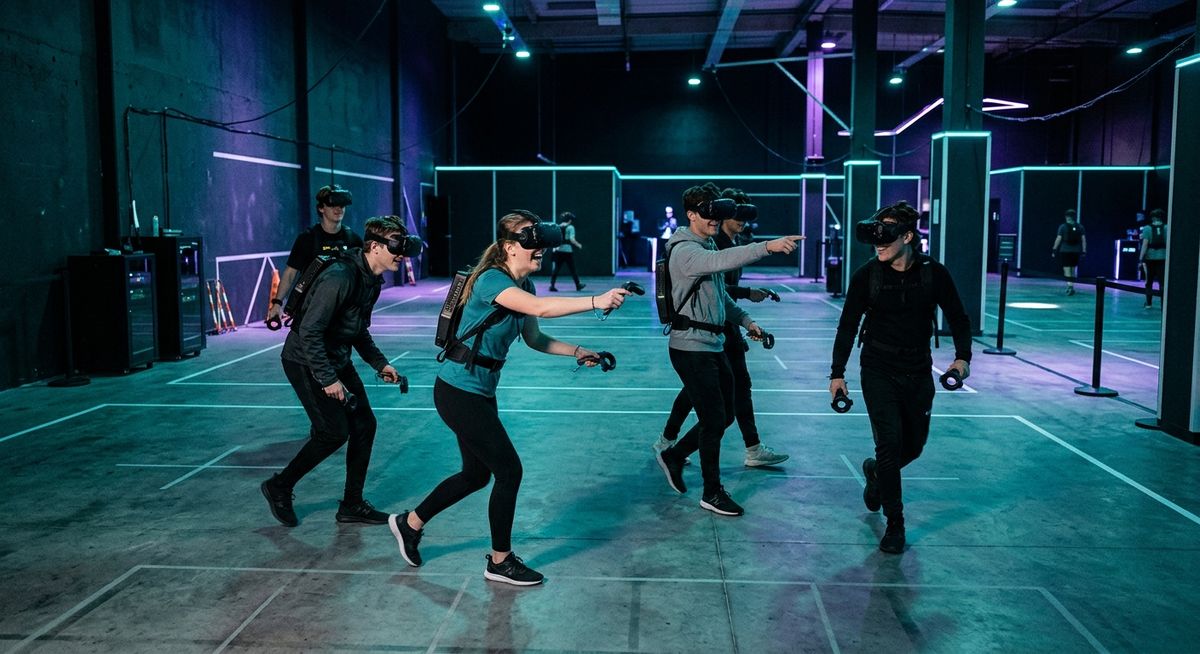 Ocio en Barcelona: grupo de amigos jugando en una arena de realidad virtual
