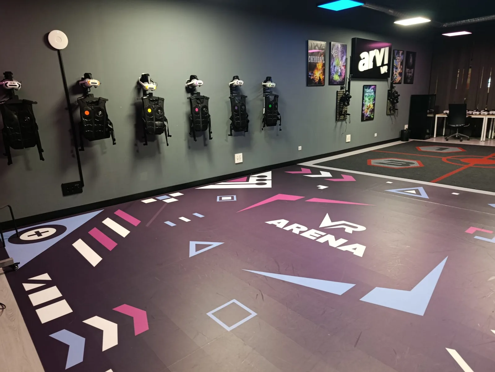 Arena de realidad virtual ARVI con chalecos y cascos en meetspaceVR A Coruña Arena de realidad virtual ARVI con chalecos y cascos en meetspaceVR A Coruña
