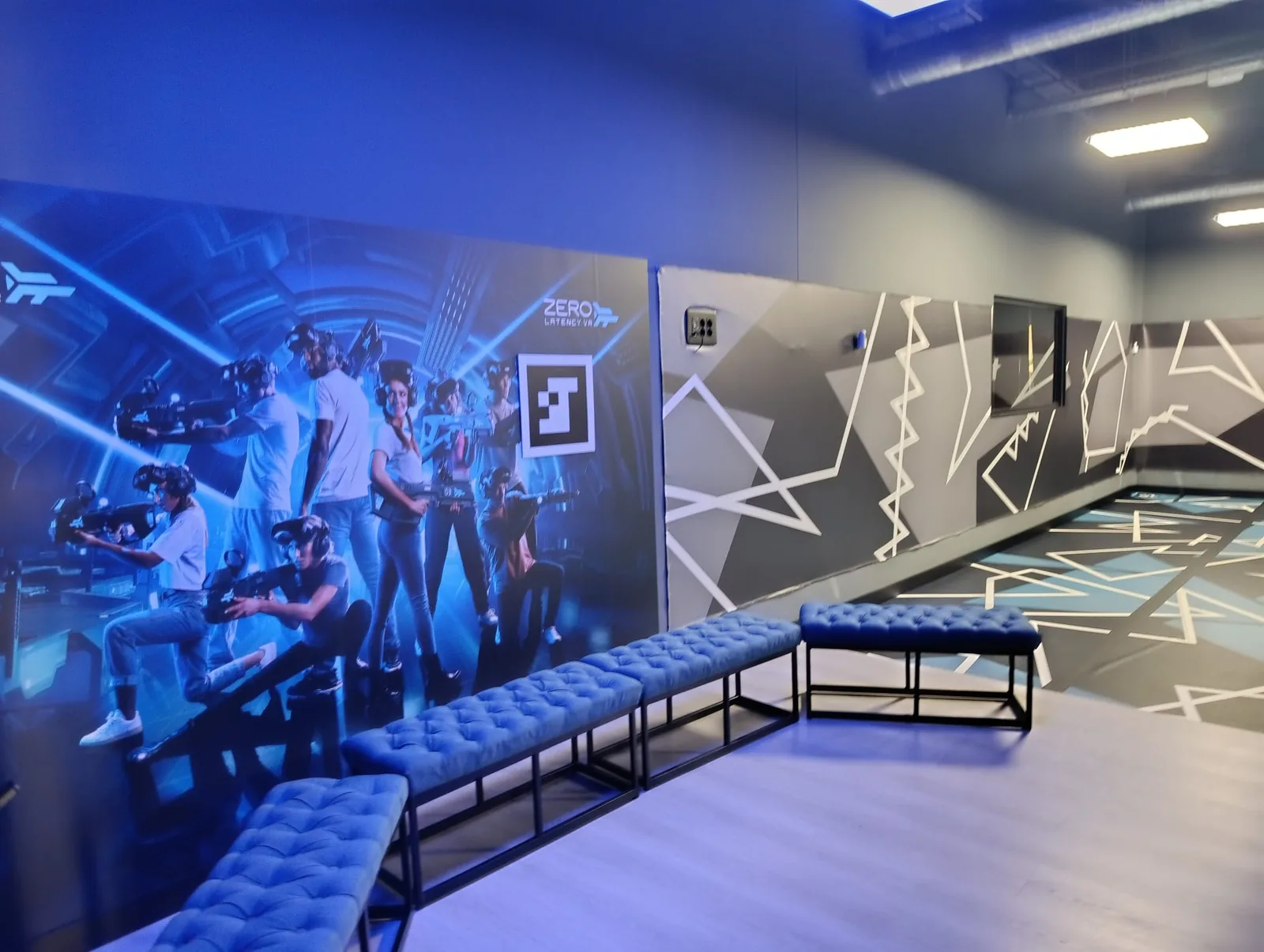 Sala de espera junto a la sala de Zero Latency en meetspaceVR A Coruña